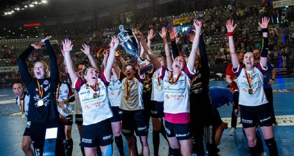 Thueringer HC - SG BBM Bietigheim Sieger des OLYMP FINAL4 DHB Pokal 2019 - hier Mannschaft mit Pokal beim Spiel des DHB-Pokal Olymp FINAL4 Thueringer HC - SG BBM Bietigheim. Stuttgart. 26.05.19 Handball DHB-Pokal , Stuttgart Baden Wuerttemberg Deutschland Porsche Arena