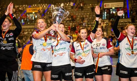 Thueringer HC - SG BBM Bietigheim Sieger des OLYMP FINAL4 DHB Pokal 2019 - hier Mannschaft mit Pokal beim Spiel des DHB-Pokal Olymp FINAL4 Thueringer HC - SG BBM Bietigheim. Stuttgart. 26.05.19 Handball DHB-Pokal , Stuttgart Baden Wuerttemberg Deutschland Porsche Arena