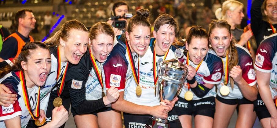 Sport Themen der Woche KW21 Sport Bilder des Tages Thueringer HC - SG BBM Bietigheim Sieger des OLYMP FINAL4 DHB Pokal 2019 - hier Mannschaft mit Pokal beim Spiel des DHB-Pokal Olymp FINAL4 Thueringer HC - SG BBM Bietigheim. Stuttgart. 26.05.19 Handball DHB-Pokal , Stuttgart Baden Wuerttemberg Deutschland Porsche Arena *** Thueringer HC SG BBM Bietigheim Winner of the OLYMP FINAL4 DHB Cup 2019 here team with cup at the DHB Cup Olympics FINAL4 Thueringer HC SG BBM Bietigheim Stuttgart 26 05 19 Handball DHB Cup , Stuttgart Baden Wuerttemberg Germany Porsche Arena