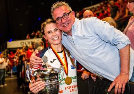 Thueringer HC - SG BBM Bietigheim Stolle, Alicia (Thueringer HC 17) mit Pokal beim Spiel des DHB-Pokal Olymp FINAL4 Thueringer HC - SG BBM Bietigheim. Stuttgart. 26.05.19 Handball DHB-Pokal , Stuttgart Baden Wuerttemberg Deutschland Porsche Arena