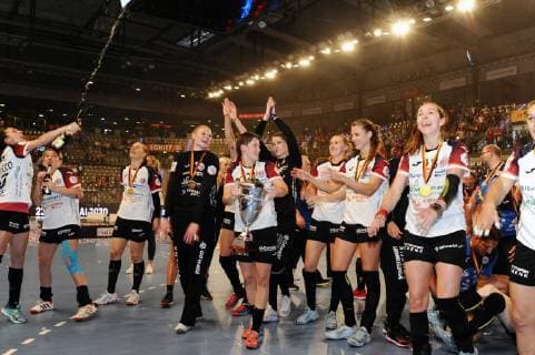 Ina Großmann (Thueringer HC 21) mit Pokal DHB, Handbal, Frauen, DHB Pokal, Olymp Final 4, Finale, 26.05.2019, Foto:TBaur Eibner Thueringer HC vs. SG BBM Bietigheim Stuttgart Copyright: xEIBNER TobiasxBaurx EP_TBR