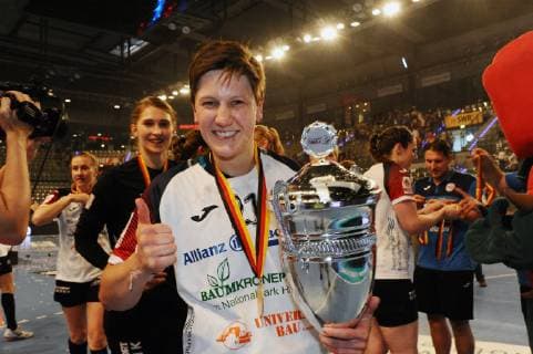 Ina Großmann (Thueringer HC 21) mit Pokal DHB, Handbal, Frauen, DHB Pokal, Olymp Final 4, Finale, 26.05.2019, Foto:TBaur Eibner Thueringer HC vs. SG BBM Bietigheim Stuttgart Copyright: xEIBNER TobiasxBaurx EP_TBR