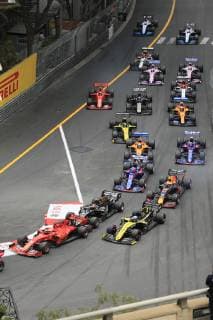 Fahrerfeld des Formel 1 Grand Prix im Fürstentum Monaco kurz nach dem Start am Ende der Start-Zielgerade und vor der Ste Devote Kurve, Cote dÂ Azur, Mittelmeer