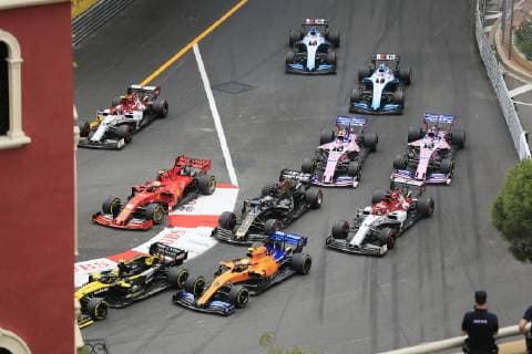 Fahrerfeld des Formel 1 Grand Prix im Fürstentum Monaco kurz nach dem Start am Ende der Start-Zielgerade und vor der Ste Devote Kurve, Cote dÂ Azur, Mittelmeer