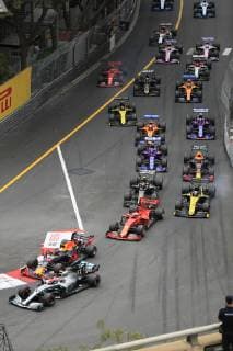 Fahrerfeld des Formel 1 Grand Prix im Fürstentum Monaco kurz nach dem Start am Ende der Start-Zielgerade und vor der Ste Devote Kurve, Cote dÂ Azur, Mittelmeer