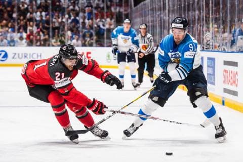 Eishockey WM, Finale, Kanada - Finnland 190526 Mathieu Joseph of Canada and Juho Lammikko of Finland during the 2019 IIHF Ice hockey, Eishockey World Championship, WM, Weltmeisterschaft gold medal game between Canada and Finland on May 26, 2019 in Bratislava. Photo: Joel Marklund BILDBYRAN kod JM 87962 Copyright: JOELxMARKLUND BB190526JM061