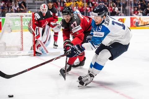 Eishockey WM, Finale, Kanada - Finnland 190526 Shea Theodore of Canada and Veli-Matti Savinainen of Finland during the 2019 IIHF Ice hockey, Eishockey World Championship, WM, Weltmeisterschaft gold medal game between Canada and Finland on May 26, 2019 in Bratislava. Photo: Joel Marklund BILDBYRAN kod JM 87962 Copyright: JOELxMARKLUND BB190526JM067