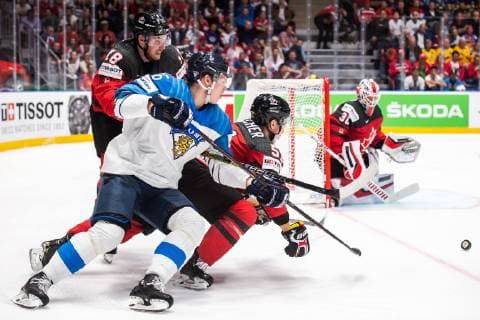Eishockey WM, Finale, Kanada - Finnland 190526 Jere Sallinen of Finland against Pierre-Luc Dubois and Troy Stecher of Canada during the 2019 IIHF Ice hockey, Eishockey World Championship, WM, Weltmeisterschaft gold medal game between Canada and Finland on May 26, 2019 in Bratislava. Photo: Joel Marklund BILDBYRAN kod JM 87962 Copyright: JOELxMARKLUND BB190526JM068