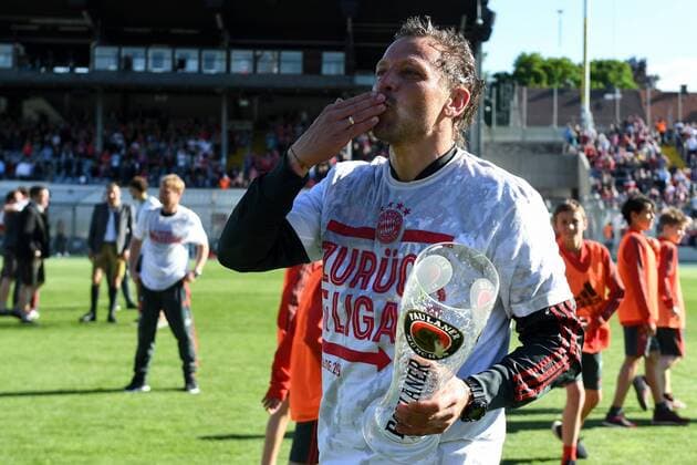 Trainer Holger Seitz (FC Bayern München) nach der Weißbierdusche bedankt sich bei den Fans, bedanken, Dank, Feiern, optimistisch, 26.05.2019, München, Fussball, Relegation zur Dritten Liga, FC Bayern München II - VfL Wolfsburg II, DFB DFL REGULATIONS PROHIBIT ANY USE OF PHOTOGRAPHS AS IMAGE SEQUENCES AND OR QUASI-VIDEO.