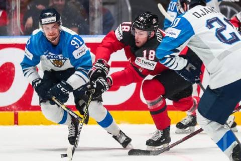 Eishockey WM, Finale, Kanada - Finnland BRATISLAVA, SLOVAKIA - MAY 26, 2019: Finland s Juho Lammikko (L) and Canada s Pierre-Luc Dubois fight for the puck in their 2019 IIHF Ice hockey, Eishockey World Championship, WM, Weltmeisterschaft Gold medal match at Ondrej Nepela Arena. Anton Novoderezhkin TASS  TS0ACE0F