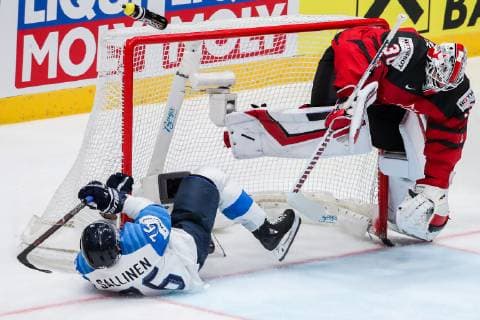 Eishockey WM, Finale, Kanada - Finnland BRATISLAVA, SLOVAKIA - MAY 26, 2019: Finland s Jere Sallinen (L) and Canada s goalie Matt Murray in their 2019 IIHF Ice hockey, Eishockey World Championship, WM, Weltmeisterschaft Gold medal match at Ondrej Nepela Arena. Alexander Demianchuk TASS  TS0ACE13