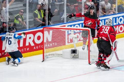 BRATISLAVA, SLOVAKIA - MAY 26, 2019: Finland s Jere Sallinen and Canada s Thomas Chabot, goalie Matt Murray (L-R) in their 2019 IIHF Ice hockey, Eishockey World Championship, WM, Weltmeisterschaft Gold medal match at Ondrej Nepela Arena. Alexander Demianchuk TASS  TS0ACE16