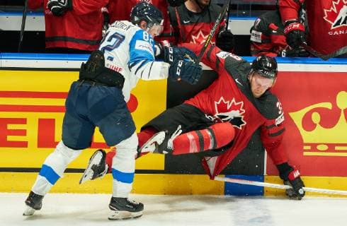 Harri PESONEN, FIN 82 compete, fight for the puck against Anthony MANTHA, CAN 39 Check, Bandencheck, Koerperangriff, Bande, Bodycheck, CANADA - FINLAND Kanada - Finnland FINAL IIHF Ice hockey, Eishockey WORLD CHAMPIONSHIPS in Bratislava, Slovakia, Slowakei, May 26, 2019, Season 2018 2019, Photographer: Peter Schatz