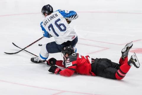 Eishockey WM, Finale, Kanada - Finnland BRATISLAVA, SLOVAKIA - MAY 26, 2019: Finland s Jere Sallinen (L) and Canada s Thomas Chabot in their 2019 IIHF Ice hockey, Eishockey World Championship, WM, Weltmeisterschaft Gold medal match at Ondrej Nepela Arena. Alexander Demianchuk TASS  TS0ACE2B