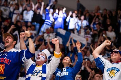 Eishockey WM, Finale, Kanada - Finnland 190526 Supporters of Finland celebrate after 1-2 during the 2019 IIHF Ice hockey, Eishockey World Championship, WM, Weltmeisterschaft gold medal game between Canada and Finland on May 26, 2019 in Bratislava. Photo: Joel Marklund BILDBYRAN kod JM 87962 Copyright: JOELxMARKLUND BB190526JM091
