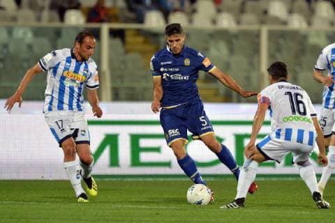 Fußball, Italien, Aufstiegrunde zur Serie A, Delfino Pescara - Hellas Verona Foto Fabio Urbini LaPresse 26 Maggio 2019 Pescara (PE) Italia calcio Pescara vs Hellas Verona - Campionato di calcio Serie BKT 2018 2019 - stadio Cornacchia. Nella foto:Faraoni Hellas Verona tra Brugman e Pinto Pescara Fabio Urbini LaPresse May 26, 2019 Pescara (PE) Italy sport soccer Pescara vs Hellas Verona - Italian Football Championship League BKT 2018 2019 - Cornacchia stadium. In the pic: Faraoni Hellas Verona on Brugman and Pinto Pescara  Copyright: xFabioxUrbini LaPressex