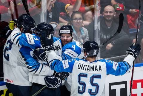 Eishockey WM, Finale, Finnland ist Weltmeister Eishockey WM, Finale, Kanada - Finnland BRATISLAVA, SLOVAKIA - MAY 26, 2019: Finland s players celebrate scoring in the 2019 IIHF Ice hockey, Eishockey World Championship, WM, Weltmeisterschaft Gold medal match against Canada at Ondrej Nepela Arena. Alexander Demianchuk TASS  TS0ACE3C