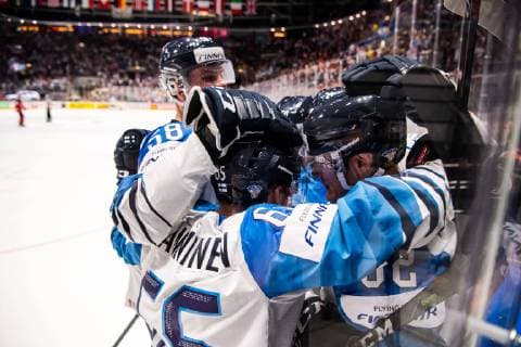 Eishockey WM, Finale, Finnland ist Weltmeister Eishockey WM, Finale, Kanada - Finnland 190526 Harri Pesonen of Finland celebrate with Jani Hakanpää and Sakari Manninen after 1-3 during the 2019 IIHF Ice hockey, Eishockey World Championship, WM, Weltmeisterschaft gold medal game between Canada and Finland on May 26, 2019 in Bratislava. Photo: Joel Marklund BILDBYRAN kod JM 87962 Copyright: JOELxMARKLUND BB190526JM098