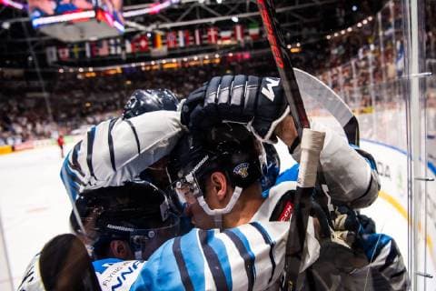 Eishockey WM, Finale, Kanada - Finnland 190526 Harri Pesonen of Finland celebrate with Jani Hakanpää and Sakari Manninen after 1-3 during the 2019 IIHF Ice hockey, Eishockey World Championship, WM, Weltmeisterschaft gold medal game between Canada and Finland on May 26, 2019 in Bratislava. Photo: Joel Marklund BILDBYRAN kod JM 87962 Copyright: JOELxMARKLUND BB190526JM099