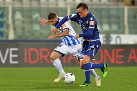 Fußball, Italien, Aufstiegrunde zur Serie A, Delfino Pescara - Hellas Verona Foto Fabio Urbini LaPresse 26 Maggio 2019 Pescara (PE) Italia calcio Pescara vs Hellas Verona - Campionato di calcio Serie BKT 2018 2019 - stadio Cornacchia. Nella foto:Henderson Hellas Verona su Crecco Pescara Fabio Urbini LaPresse May 26, 2019 Pescara (PE) Italy sport soccer Pescara vs Hellas Verona - Italian Football Championship League BKT 2018 2019 - Cornacchia stadium. In the pic: Henderson Hellas Verona vs Crecco Pescara  Copyright: xFabioxUrbini LaPressex