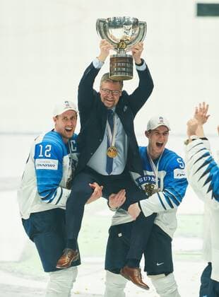 Sport Themen der Woche KW21 Sport Bilder des Tages Eishockey WM, Finale, Finnland ist Weltmeister Finland won the title and celebrate: Jukka JALONEN, FIN headcoach, team manager, Marko ANTTILA, FIN 12 Atte OHTAMAA, FIN 55 with trophy, pott CANADA - FINLAND 1-3 Kanada - Finnland FINAL IIHF Ice hockey, Eishockey WORLD CHAMPIONSHIPS in Bratislava, Slovakia, Slowakei, May 26, 2019, Season 2018 2019, Photographer: Peter Schatz