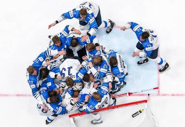 Sport Themen der Woche KW21 Sport Bilder des Tages Eishockey WM, Finale, Finnland ist Weltmeister BRATISLAVA, SLOVAKIA - MAY 26, 2019: Finland s players celebrate their victory in the 2019 IIHF Ice hockey, Eishockey World Championship, WM, Weltmeisterschaft Gold medal match against Canada at Ondrej Nepela Arena. The Finnish team won the game 3-1. Alexander Demianchuk TASS  TS0ACE79