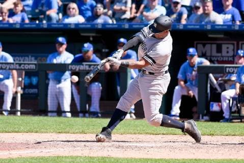 May 26, 2019: New York Yankees Center fielder Aaron Hicks (31) with a base hit driving in two runs to tie the game in the ninth inning during an American League game between the New York Yankees and the Kansas City Royals held at Kaufmann Stadium in Kansas City, MO CSM MLB, Baseball Herren, USA 2019: Yankees vs Royals May 26 - ZUMAc04_ 20190526_zaf_c04_249 Copyright: xRichardxUlreichx