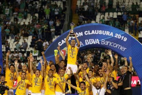 Fußball, Mexiko, UANL Tigres sind Meister Tigres players lift the trophy of champions after defeating Leon during the final of the Mexican soccer tournament, between Leon and Tigres, in the Leon Stadium, in the homonymous city, of the state of Guanajuato, Mexico, 26 May 2019. Leon vs. Tigres !ACHTUNG: NUR REDAKTIONELLE NUTZUNG!  Copyright: xGustavoxBecerrax AME6543 20190527-636945323578900640