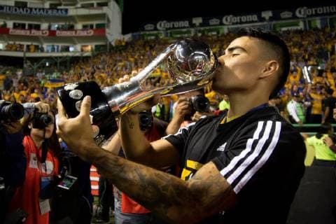 Fußball, Mexiko, UANL Tigres sind Meister Tigres Lucas Zelarayan kisses the championship cup after defeating Leon during the final of the Mexican soccer tournament, between Leon and Tigres, in the Leon Stadium, in the homonymous city, of the state of Guanajuato, Mexico, 26 May 2019. Leon vs. Tigres !ACHTUNG: NUR REDAKTIONELLE NUTZUNG!  Copyright: xFranciscoxGuascox AME6553 20190527-636945332299169746