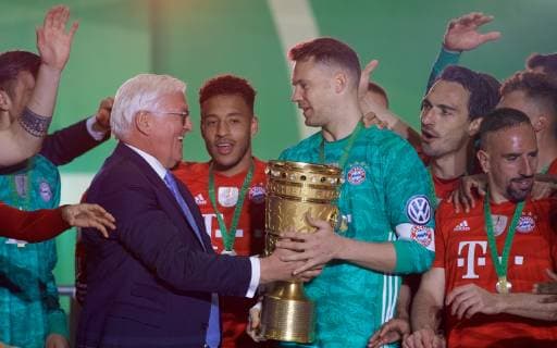 Fussball DFB Olympiastadion Berlin 25.05.2019 DFB POKALFINALE RB LEIPZIG geg FC BAYERN MÜNCHEN 0 : 3 POKALUEBERGABE durch Bundespräsident Frank Walter STEINMEIER Vlnr Robert LEWANDOWSKI 9 FCB THIAGO Alcantara FCB Niklas SUELE ( SÜLE ) 4 FCB Bundespräsident Frank Walter STEINMEIER TW Manuel NEUER 1 FCB Mads HUMMELS 5 FCB *** Football DFB Olympiastadion Berlin 25 05 2019 DFB POKALFINALE RB LEIPZIG geg FC BAYERN MÜNCHEN 0 3 POKALUEBERGABE durch Bundespräsident Frank Walter STEINMEIER Vlnr Robert LEWANDOWSKI 9 FCB THIAGO Alcantara FCB Niklas SUELE SÜLE 4 FCB Bundespräsident Frank Walter STEINMEIER TW Manuel NEUER 1 FCB Mads HUMMELS 5 FCB