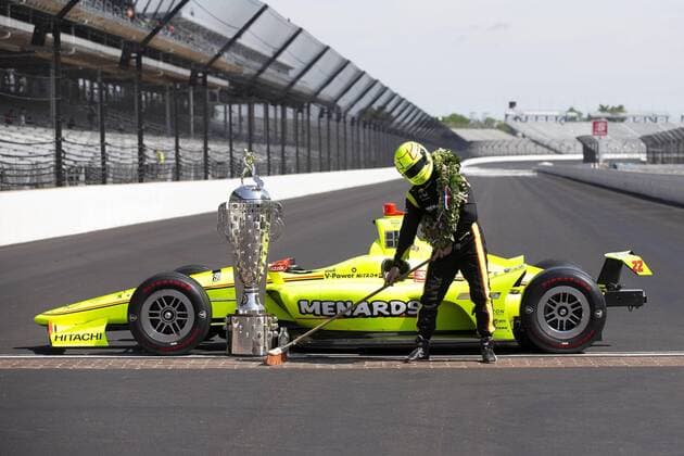 Sport Themen der Woche KW22 Sport Bilder des Tages INDIANAPOLIS, IN - MAY 27: IndyCar, Indy Car, IRL, USA driver Simon Pagenaud (22) of the Menards Team Penske Chevrolet sweeps the yard of bricks after winning the Indy Grand Prix, the Pole for the Indy 500 and then winning the Indy 500 to complete the sweep during the Indianapolis 500 Winners photo shoot on May 27, 2019, in Indianapolis, IN.(Photo by Jeffrey Brown Icon Sportswire) AUTO: MAY 27 IndyCar Series - 103rd Indianapolis 500 Icon19052701500