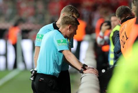 Schiedsrichter Referee Christian Dingert (Gries) nutzt VAR Videoassistent Fußball Fussball Relegation 2.Bundesliga vs. 1.Bundesliga Herren DFL Saison 2018 2019 27.05.2019 1.FC Union Berlin FCU vs. VfB Stuttgart DFL regulations prohibit any use of photographs as image sequences and or quasi-video.