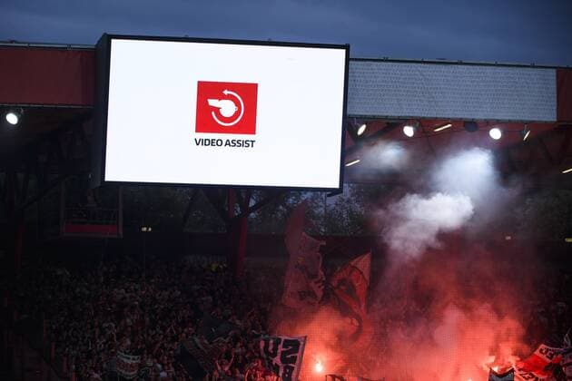 27.05.2019, xkvx, Fussball 1. Bundesliga Relegation, 1.FC Union Berlin - VfB Stuttgart emspor, v.l. Schiedsrichter Christian Dingert nimmt mit dem Videobeweis Videoschiedsrichter Video Asisst das Tor zum 0:1 durch Dennis Aogo (VfB Stuttgart) (DFL DFB REGULATIONS PROHIBIT ANY USE OF PHOTOGRAPHS as IMAGE SEQUENCES and or QUASI-VIDEO) Berlin