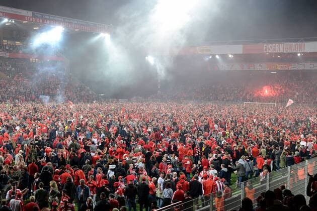 Sport Themen der Woche KW22 Sport Bilder des Tages Platzsturm, die Ordner haben die Tore geöffnet, die Fans feiern gemeinsam den Aufstieg von Union Berlin in die Bundesliga, 27.05.2019, Berlin, Fussball, Relegation zur Bundesliga, 1. FC Union Berlin - VfB Stuttgart, DFB DFL REGULATIONS PROHIBIT ANY USE OF PHOTOGRAPHS AS IMAGE SEQUENCES AND OR QUASI-VIDEO. *** Platzsturm, the stewards have opened the gates, the fans celebrate together the promotion of Union Berlin to the Bundesliga, 27 05 2019, Berlin, football, relegation to the Bundesliga, 1 FC Union Berlin VfB Stuttgart, DFB DFL REGULATIONS PROHIBIT ANY USE OF PHOTOGRAPHS AS IMAGE SEQUENCES AND OR QUASI VIDEO xslx