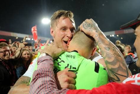 Sport Bilder des Tages Sebastian Polter, Torwart Rafal Gikiewicz Freude Emotion jubelnd Jubel nach Aufsteiger aufgestiegen Fußball Fussball Relegation 2.Bundesliga vs. 1.Bundesliga Herren DFL Saison 2018 2019 27.05.2019 1.FC Union Berlin FCU vs. VfB Stuttgart DFL regulations prohibit any use of photographs as image sequences and or quasi-video. *** Sebastian Polter, Goalkeeper Rafal Gikiewicz joy emotion cheering jubilation jubilation after promoted sport football football relegation 2 Bundesliga vs 1 Bundesliga men DFL season 2018 2019 27 05 2019 1 FC Union Berlin FCU vs VfB Stuttgart DFL regulations prohibit any use of photographs as image sequences and or quasi video