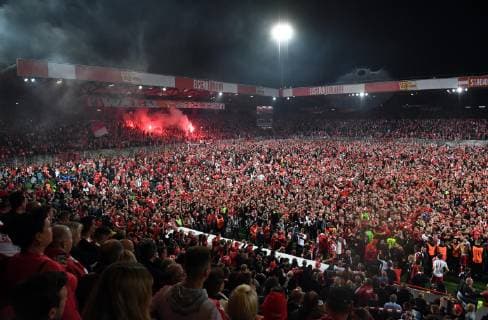 Fussball, Herren, Saison 2018 2019, Relegation (1. 2. Bundesliga Rückspiel), 1. FC Union Berlin - VfB Stuttgart, Fans des 1. FC Union auf dem Platz, Jubel über den Aufstieg in die 1. Bundesliga, 27.05. 2019, Copyright: xMatthiasxKochx