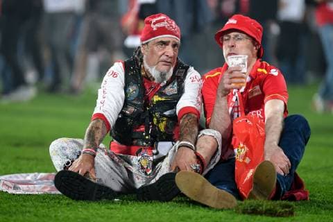 zwei Fans von Union Berlin sitzen auf dem Rasen, 27.05.2019, Berlin, Fussball, Relegation zur Bundesliga, 1. FC Union Berlin - VfB Stuttgart, DFB DFL REGULATIONS PROHIBIT ANY USE OF PHOTOGRAPHS AS IMAGE SEQUENCES AND OR QUASI-VIDEO.
