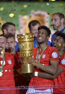 25.05.2019, Fussball DFB-Pokalfinale 2019, RB Leipzig - FC Bayern München, im Olympiastadion Berlin, der FC Bayern München feiert den Gewinn des DFB Pokal, Kingsley Coman (Bayern München) stemmt den Pokal.