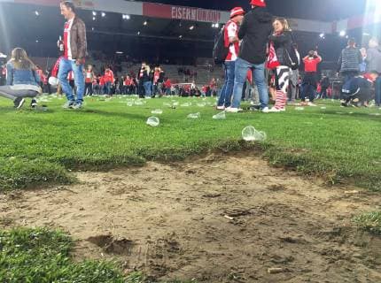Fussball, Herren, Saison 2018 2019, Relegation (1. 2. Bundesliga Rückspiel), 1. FC Union Berlin - VfB Stuttgart (0:0), Fans von Union stürmen den Rasen, Platzsturm und nahmen sich auch den Aufstiegsrasen mit nach Hause, Jubel über den Aufstieg in die 1. Bundesliga, 27.05. 2019, *** Soccer, Men, Season 2018 2019, Relegation 1 2 Bundesliga return match, 1 FC Union Berlin VfB Stuttgart 0 0 , Fans of Union storm the pitch, storming the pitch and also took the grass home with them, Cheers about the promotion to the 1 Bundesliga, 27 05 2019, Copyright: xMatthiasxKochx