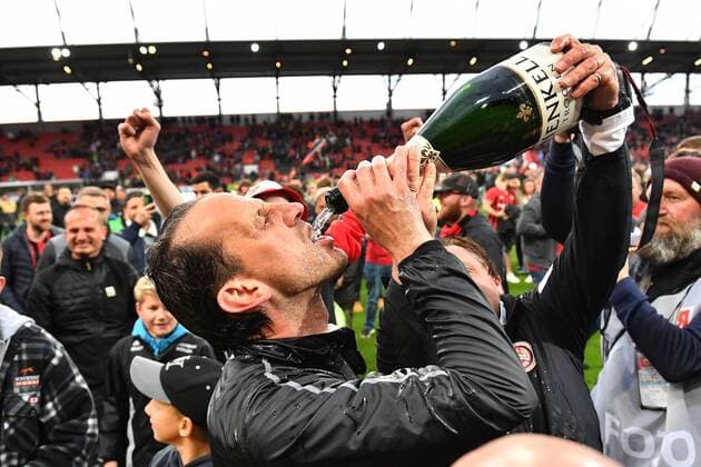 Trainer Ruediger REHM (WI) feiert den Aufstieg in die 2.Liga mit einem Schluck aus der Schampus Flasche. Jubel,Freude,Begeisterung,. Fussball 2. Bundesliga FC Ingolstadt-SV Wehen Wiesbaden 2-3 Relegation,Liga2,Saison 2018 19 am 28.05.2019. AUDI SPORTPARK., DFL REGULATIONS PROHIBIT ANY USE OF PHOTOGRAPHS AS IMAGE SEQUENCES AND OR QUASI-VIDEO.