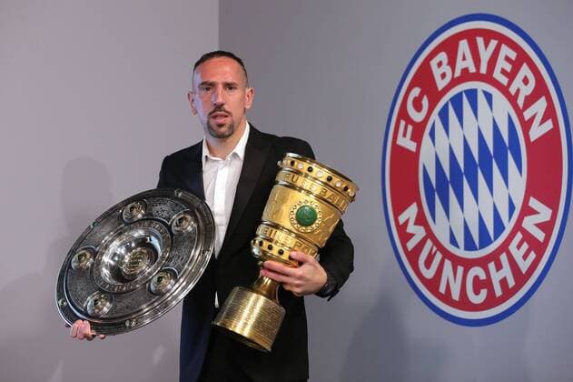 Franck RIBERY (Bayern Muenchen) mit Meisterschale,Schale und DFB Pokal,Cup,Trophaee. Double,Einzelbild,angeschnittenes Einzelmotiv,Halbfigur,halbe Figur. Fussball 1. Bundesliga, FC Bayern Muenchen (M). Arjen ROBBEN und Franck RIBERY bringen Meisterschale und DFB Pokal in die Erlebniswelt
