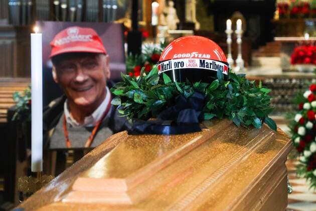 Sport Themen der Woche KW22 Sport Bilder des Tages August 1, 2018 - Vienna, Austria - Niki Lauda s red helmet during funeral ceremony at St Stephen s cathedral. Vienna, Austria on 29 May. 2019. Three-time F1 championship winner was buried in a Ferrari racing suit with full state honours. Niki Lauda Funeral  - ZUMAn230 20180801_zaa_n230_1070 Copyright: xBeataxZawrzelx