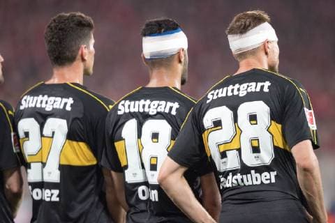 Mario GOMEZ (li., S), Ozan KABAK (S) und Holger BADSTUBER (S) stehen in der Mauer, Verband um den Kopf, Kopfverband, blutend, verletzt, Verletzung, halbe Figur, Halbfigur, Querformat, Fussball 1. Bundesliga, Relegation, Union Berlin (Union) - VfB Stuttgart (S) 0:0 am 27.05.2019 in Berlin Deutschland. DFL regulations prohibit any use of photographs as image sequences and or quasi-video Â