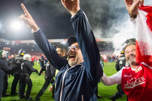 Trainer Urs FISCHER (li., Union) jubelt ueber den Aufstieg in die erste Bundesliga, Aufsteiger, Jubel, jubeln, jubelnd, Freude, cheers, celebrate, Schlussjubel, halbe Figur, Halbfigur, Gestik, Geste, Fussball 1. Bundesliga, Relegation, Union Berlin (Union) - VfB Stuttgart (S) 0:0 am 27.05.2019 in Berlin Deutschland. DFL regulations prohibit any use of photographs as image sequences and or quasi-video Â *** Coach Urs FISCHER li , Union celebrates the promotion to the first Bundesliga, cheers, cheers, celebrate, jubilation, half figure, half figure, gesture, gesture, football 1 Bundesliga, relegation, Union Berlin Union VfB Stuttgart S 0 0 on 27 05 2019 in Berlin Germany DFL regulations prohibit any use of photographs as image sequences and or quasi video Â