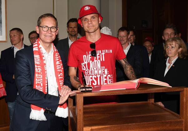 Fussball, Herren, Saison 2018 2019, 2. Bundesliga, 1. FC Union Berlin, Feierlichkeiten zwei Tage nach dem Aufstieg in die 1. Bundesliga, Empfang im Roten Rathaus, Eintrag der Mannschaft in das Gästebuch von Berlin im Säulensaal, Berlins Regierender Bürgermeister Michael Müller (SPD), Torwart Rafal Gikiewicz (1. FC Union), 29.05. 2019, *** Soccer, Men, Season 2018 2019, 2 Bundesliga, 1 FC Union Berlin, Celebrations two days after the promotion to the 1 Bundesliga, Reception in the Rotes Rathaus, Entry of the team in the guestbook of Berlin in the Säulensaal, Berlins Governing Mayor Michael Müller SPD , Goalkeeper Rafal Gikiewicz 1 FC Union , 29 05 2019, Copyright: xMatthiasxKochx