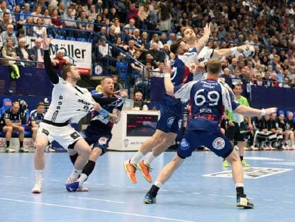 Steffen Weinhold (THW Kiel 13) gegen Fabian van Olphen (TBV Lemgo Lippe 10)(links) und Christian Klimek (TBV Lemgo Lippe 69)(vorne) , TBV Lemgo Lippe vs THW Kiel, Handball, 1. Bundesliga, 29.05.2019, TBV Lemgo Lippe vs THW Kiel, Handball, 1. Bundesliga, 29.05.2019 Lemgo Copyright: xEibner-Pressefotox xJanxStrohdiex EP_JSK