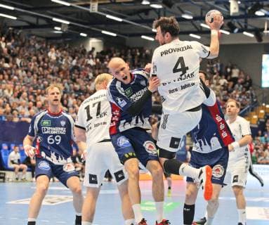 Domagoj Duvnjak (THW Kiel 4) gegen Tim Hornke (TBV Lemgo Lippe 17)(links) und Isaias Guardiola (TBV Lemgo Lippe 7)(rechts) , TBV Lemgo Lippe vs THW Kiel, Handball, 1. Bundesliga, 29.05.2019, TBV Lemgo Lippe vs THW Kiel, Handball, 1. Bundesliga, 29.05.2019 Lemgo Copyright: xEibner-Pressefotox xJanxStrohdiex EP_JSK