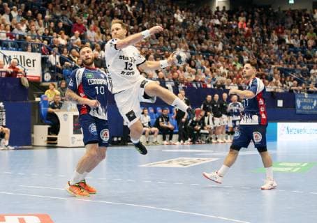 Steffen Weinhold (THW Kiel 13) vorbei an Fabian van Olphen (TBV Lemgo Lippe 10)(links) frei vorm Tor, TBV Lemgo Lippe vs THW Kiel, Handball, 1. Bundesliga, 29.05.2019, TBV Lemgo Lippe vs THW Kiel, Handball, 1. Bundesliga, 29.05.2019 Lemgo Copyright: xEibner-Pressefotox xJanxStrohdiex EP_JSK