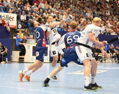 Steffen Weinhold (THW Kiel 13) gegen Fabian van Olphen (TBV Lemgo Lippe 10)(links) und Christian Klimek (TBV Lemgo Lippe 69)(rechts) , TBV Lemgo Lippe vs THW Kiel, Handball, 1. Bundesliga, 29.05.2019, TBV Lemgo Lippe vs THW Kiel, Handball, 1. Bundesliga, 29.05.2019 Lemgo Copyright: xEibner-Pressefotox xJanxStrohdiex EP_JSK