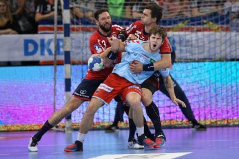 SG Flensburg-Handewitt vs Fuechse Berlin, Handball, 1.Bundesliga, 29.05.19 Jacob Tandrup Holm (Fuechse Berlin, 06) am Kreis gegen Tobias Karlsson (SG Flensburg-Handewitt, 03) und Rasmus Lauge Schmidt (SG Flensburg-Handewitt, 25)